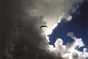 Paraglider vor Gewitterwolke